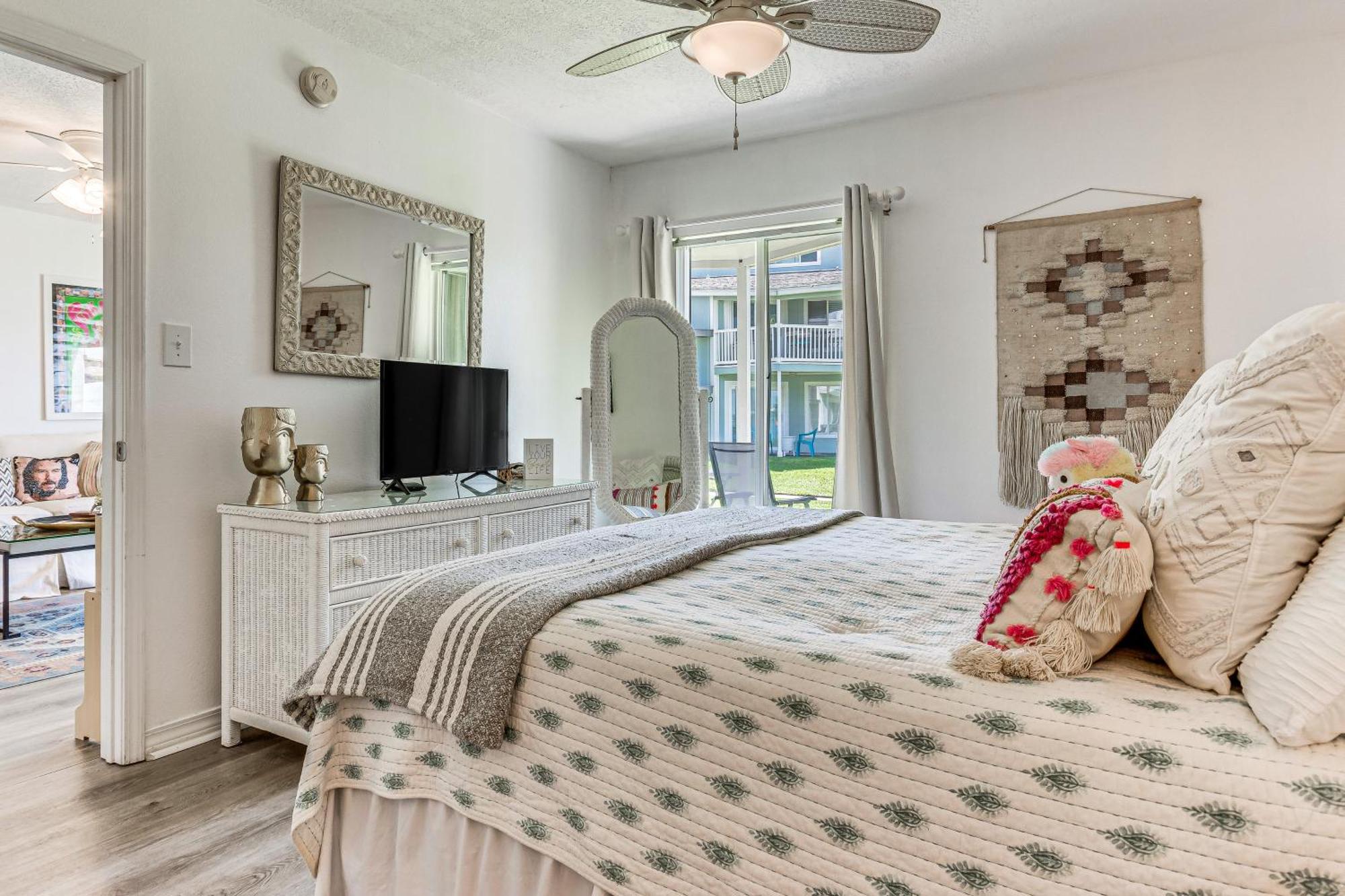 Eco-Bungalow Condo Pensacola Beach Access! Exterior photo